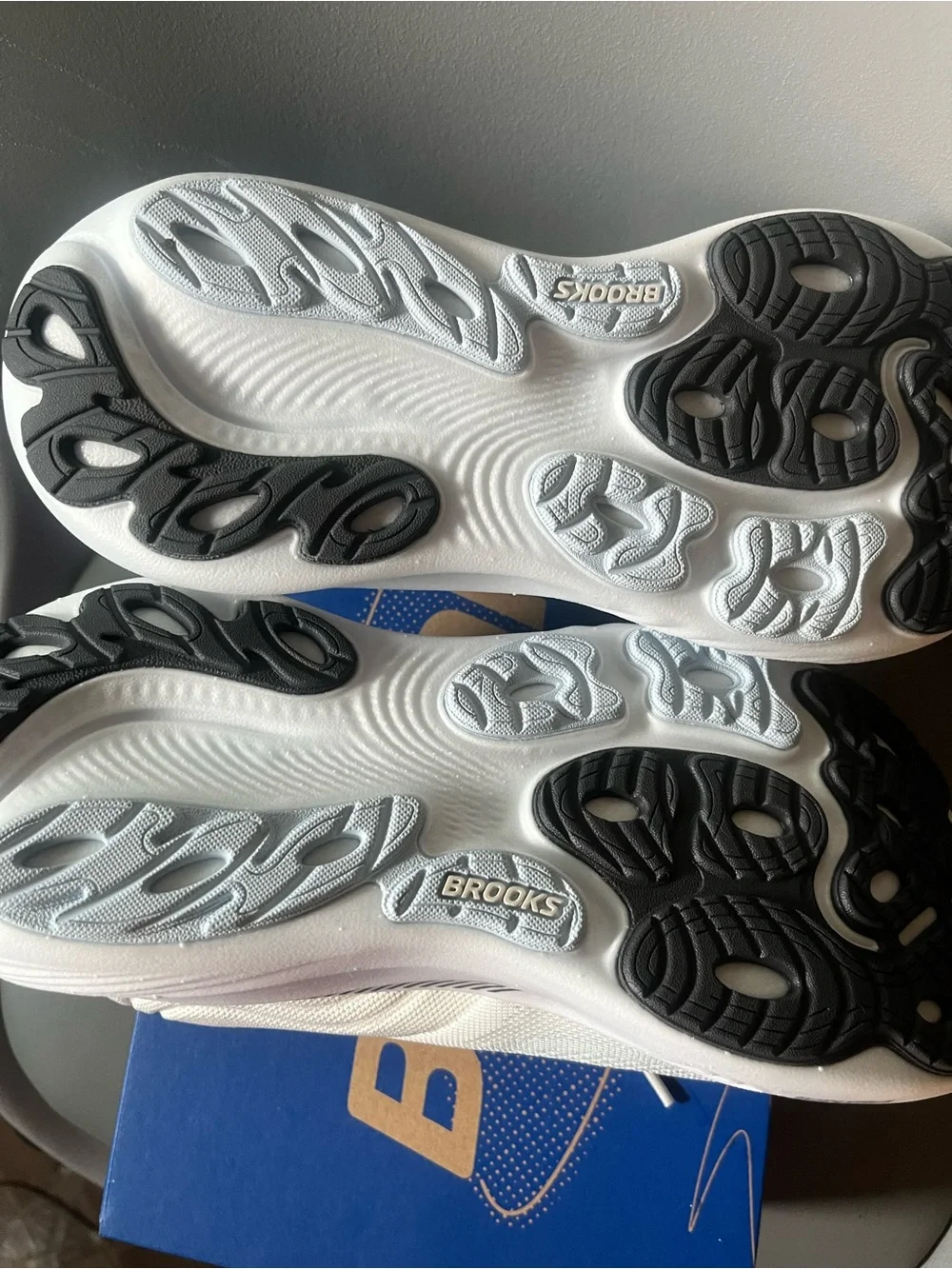 Brooks White Women's/Unisex Running Sneakers
